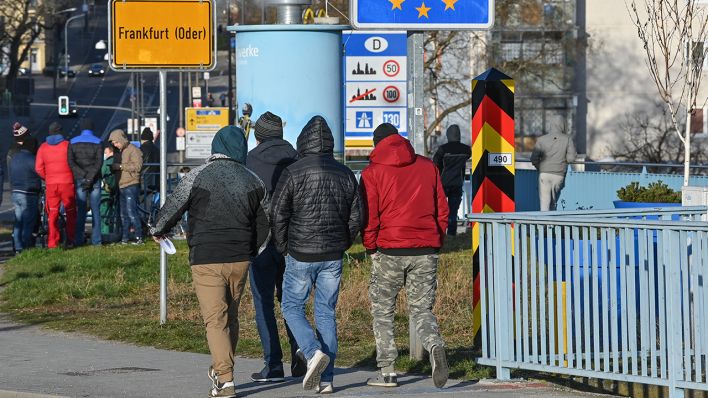 Polnische Pendler kommen in Frankfurt (Oder) über den deutsch-polnischen Grenzübergang Stadtbrücke und warten auf einen Corona-Test (Bild. dpa/Patrick Pleul)