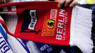 Ein Fanschal mit den Logos von Hertha und Union (Quelle: dpa/Hannibal Hanschke)