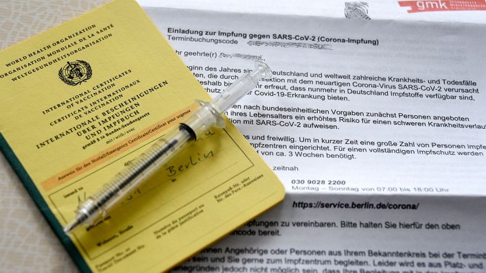 Symbolbild: Ein Impfausweis und eine Einladung zur Impfung gegen SARS-CoV-2 (Bild: dpa/Nicole Kubelka)