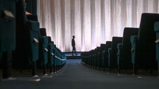 Mitarbeiter Thore Horch geht durch den leeren Premierensaal mit 551 Plätzen im Kino International in der Karl-Marx-Allee in Mitte (Bild: dpa/Jens Kalaene)