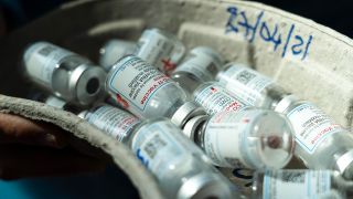 Eine Schale voll leerer Ampullen des Impfstoffes Moderna (Bild: dpa/Hans Lucas)