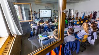 Archivbild: Physik-Unterricht bei geöffneten Fenstern in einer 8. Klasse am Robert-Havemann-Gymnasium in Karow, Berlin (Quelle: dpa/Rolf Schulten)