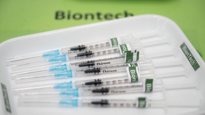 Symbolbild: Biontech-Impfstoff liegt in einem Impfzentrum in einer Nierenschale. (Quelle: dpa/M. Murat)