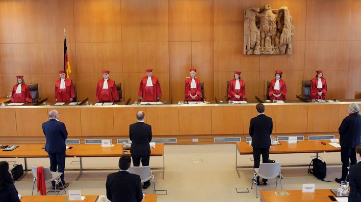 Archivbild: Der Zweite Senat beim Bundesverfassungsgericht verkündet ein Urteil. (Quelle: dpa/U. Deck)
