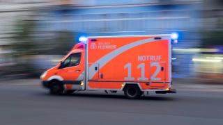 Rettungswagen (RTW) der Berliner Feuerwehr mit Blaulicht und Sondersignalen unterwegs (Quelle: dpa/Tobias Seeliger)
