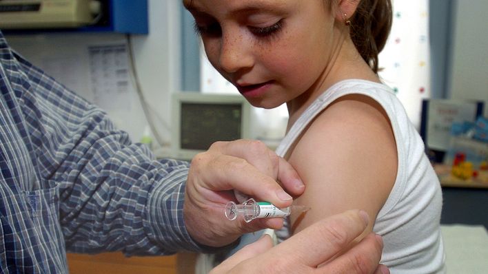 Ein Kind wird geimpft (Quelle: dpa/Sven Simon)