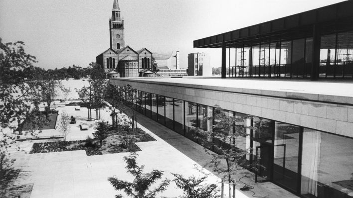 Blick auf die Neue Nationalgalerie in Berlin, die am 15.09.1968 eröffnet wurde. Im Hintergrund die Matthäikirche. (Aufnahme vom 05.08.1969) (Quelle: dpa/Konrad Giehr)