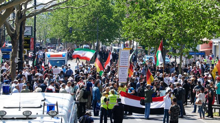 Teilnehmer der jährlichen anti-israelischen Al-Kuds-Demonstration stehen auf dem Kurfürstendamm. (Quelle: dpa/Annette Riedl)