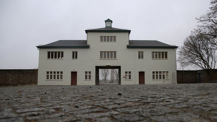Blick auf den Eingang der Gedenkstätte Sachsenhausen. (Quelle: dpa/Paul Zinken)