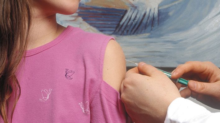 Symbolbild: Ein Kind wird geimpft (Quelle: dpa/Hans Ringhofer)