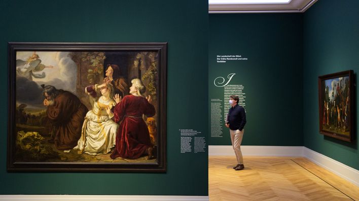 Eine Person betrachtet die Bilder in einer Ausstellung im Museum Barberini. (Quelle: dpa/Soeren Stache)