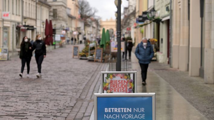 Ein Schild mit der Aufschrift "Betreten nur nach Vorlage eines negativen Corona-Tests" steht vor dem Karstadt-Kaufhaus in der Einkaufsmeile Brandenburger Straße. (Quelle: dpa/Soeren Stache)