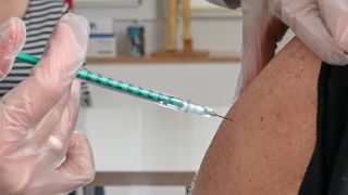 Symbolbild: Ein Patient erhält eine Impfung. (Quelle: dpa/Jens Kalaene)