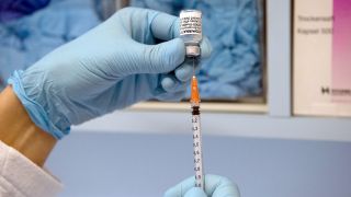 In einer Hausarztpraxis wird eine Spritze mit dem Biontech-Impfstoff Comirnaty gegen das Coronavirus aufgezogen. (Quelle: dpa/Paul Zinken)