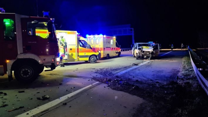 Feuerwehr und Rettungskräfte sind nach einem Unfall auf der Autobahn 2 im Einsatz. (Quelle: dpa/Julian Stähle)