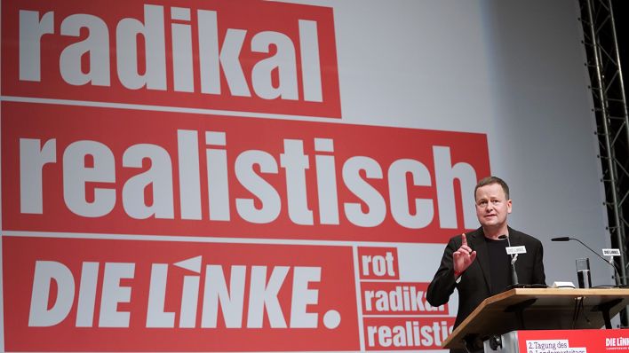 Klaus Lederer (Die Linke), Kultursenator, spricht beim Parteitag. (Quelle: dpa/Jörg Carstensen)