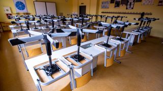 Die Stühle in einem Klassenzimmer sind hochgestellt. (Quelle: dpa/Jens Büttner)
