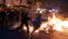 Polizei und Teilnehmer geraten bei einem Feuer am Rande der Demonstration zum revolutionären 1. Mai aneinander. (Quelle: dpa/Christophe Gateau)