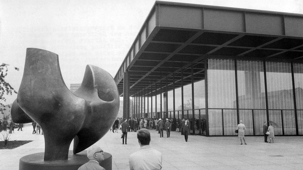 Besucher stehen am 15.09.1968 an der Neuen Nationalgalerie in Berlin, die an diesem Tag feierlich eröffnet wurde. Rechts eine Plastik von Henry Moore. Die 65 mal 65 Meter großen Glashalle und der sie umgebende Skulpturengarten wurde von dem Architekten Mies van der Rohe entworfen. (Quelle: dpa/Günter Bratke)