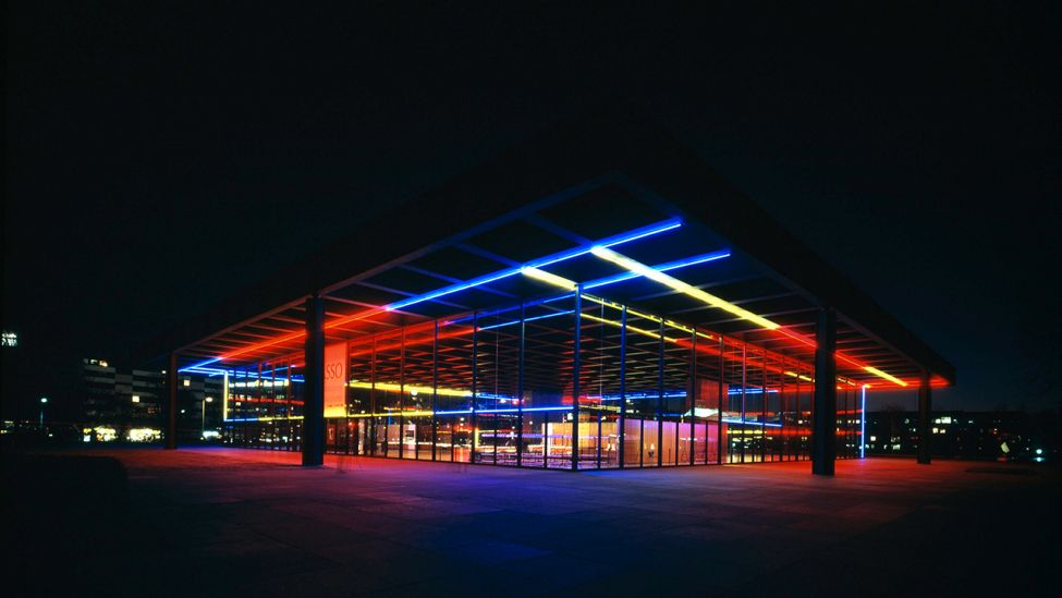 Neue Nationalgalerie, Aussenansicht bei Nacht (mit der Licht- installation 'Ba-O-Ba Berlin' des New Yorker Lichtkuenstlers Keith Sonnier), 01.02.2003 (Quelle: dpa/L. M. Peter)