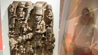 Raubkunst-Bronzen aus dem Land Benin in Westafrika in einer Vitrine ausgestellt. (Quelle: dpa/Daniel Bockwoldt)