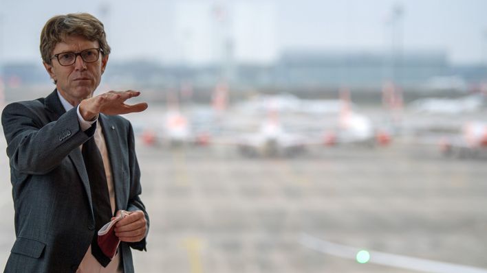 Archivbild: Engelbert Lütke Daldrup, Geschäftsführer der Flughafen Berlin Brandenburg GmbH (FBB), spricht während eines Rundgangs durch den Flughafen BER. (Quelle: dpa/S. Stache)