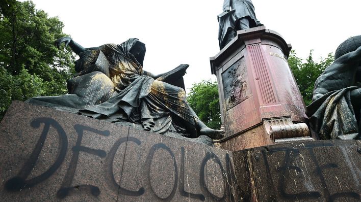 «Decolonize» ist auf das mit Farbe beschmierte Bismarck-Nationaldenkmal in Berlin gesprüht. (Quelle: dpa/Sven Braun)