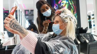 Symbolbild: Als erster Kundin des Friseurladens Magali Coiffeur werden Arielle Rippegather nach der Wiedereröffnung die Haare geschnitten und gefärbt. (Quelle: dpa/Gerald Matzka)