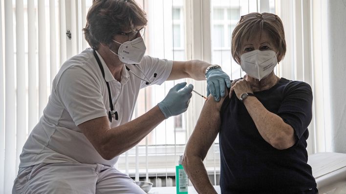Symbolbild: Ein Berliner Hausarzt impft seine Patientin gegen das Coronavirus. (Quelle: dpa/P. Zinken)