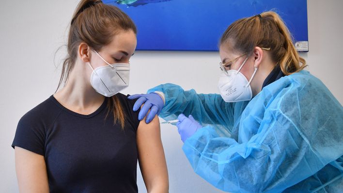 Archivbild: Eine junge Frau wird in einer Praxis geimpft. (Quelle: dpa/S. Simon)