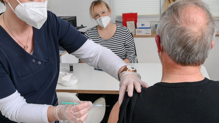 Ein Patient erhält eine Impfung mit dem Vakzin von Astrazenca (Quelle: dpa/Jens Kalaene)