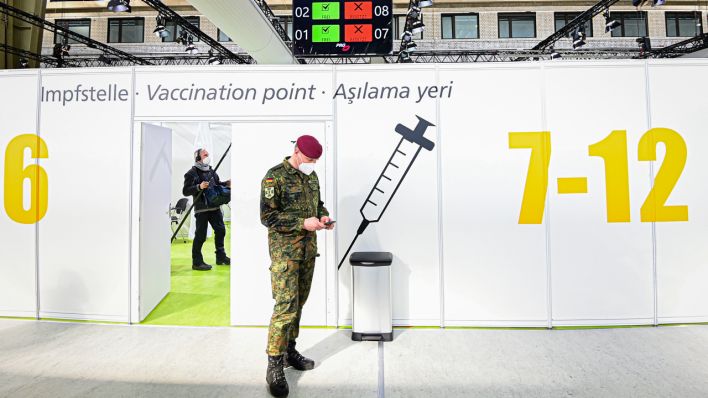 Ein Soldat der Bundeswehr steht im neuen Corona-Impfzentrum am ehemaligen Flughafen Tempelhof (Quelle: dpa/Tobias Schwarz)