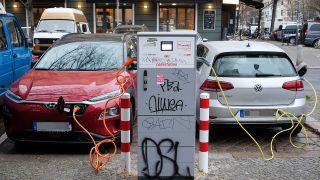 An einer Ladestation für Elektroautos in Prenzlauer Berg werden 2 Autos geladen. (Quelle: dpa/Jens Kalaene)