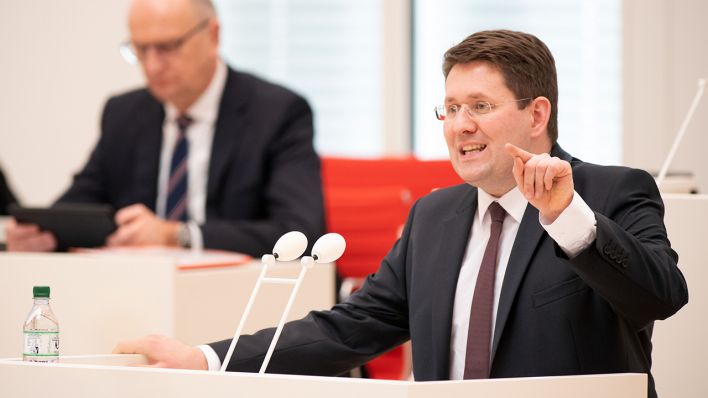 Archivbild: Peter Vida (r), Fraktionsvorsitzender der Partei BVB/Freie Wähler, spricht während der Landtagssitzung; im Hintergrund Ministerpräsident Dietmar Woidke (SPD). (Quelle: dpa/S. Stache)