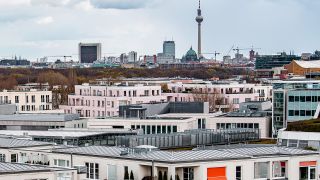 Symbolbild:Wohnungen vor dem Berliner Fernsehturm. Der vor mehr als einem Jahr in Kraft getretene Berliner Mietendeckel verstößt gegen das Grundgesetz. (Quelle: dpa/F. Sommer)
