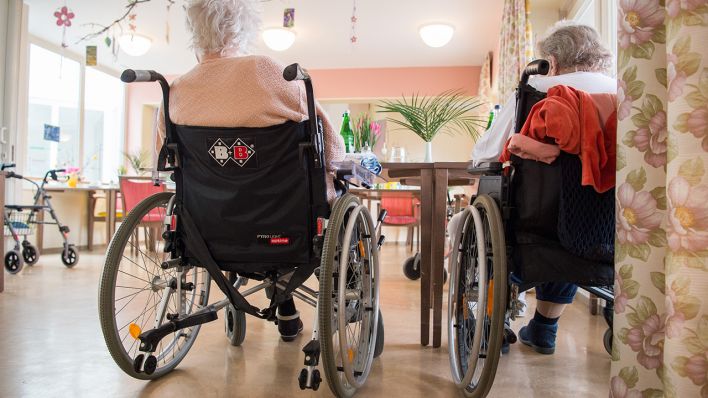 Symbolbild: Zwei ältere Frauen sitzen im Seniorenzentrum Sankt Elisabeth in Rollstühlen. (Quelle: dpa/C. Gateau)