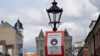 Symbolbild: "Maskenpflicht" steht auf einem Schild in der Potsdamer Innenstadt. (Quelle: dpa/P. Zinken)