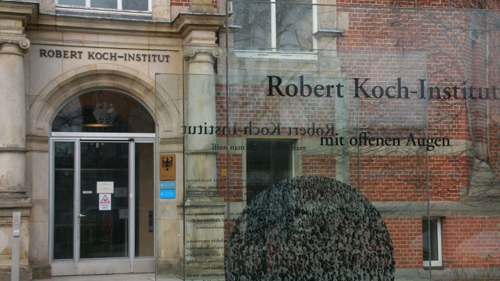 Archivbild: Blick auf den Eingangsbereich des Robert Koch-Instituts (RKI) in Berlin. (Quelle: dpa/L. Ferstl)