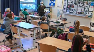 Symbolbild: Eine Schulklasse während des Unterrichts, in Frankfurt Oder, Brandenburg. (Quelle: dpa/P. Pleul)