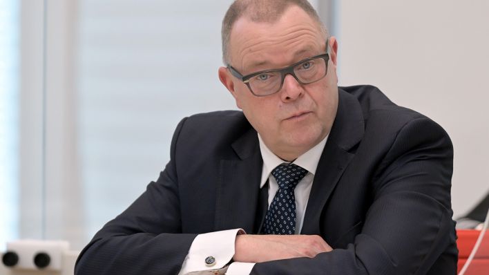 Michael Stübgen (CDU), Minister des Innern und für Kommunales in Brandenburg, sitzt während der 36. Sitzung des Landtages an seinem Platz. (Quelle: dpa/S. Stache)