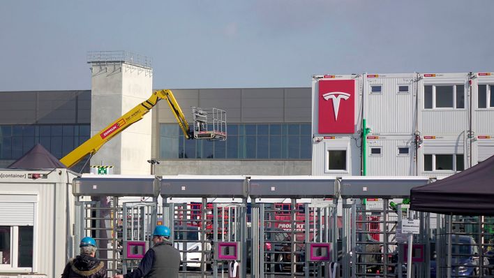 Noch immer hat das brandenburgische Landesumweltamt die finale Genehmigung für das Tesla-Werk in Grünheide nicht erteilt. (Quelle: dpa/Thomas Bartilla/Geisler-Fotopres)