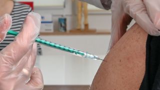 Impfung in einer Arztpraxis (Quelle: dpa/ZB/Jens Kalaene)
