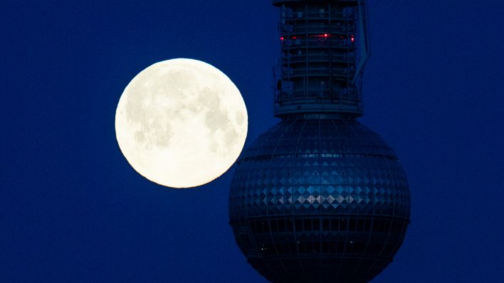 Ein sogenannter Supermond steht hinter dem Berliner Fernsehturm (Quelle: dpa/Christophe Gateau)