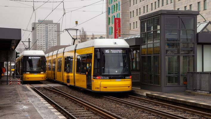 Erster Aufzug für Berliner Straßenbahn: Er verbindet an der Haltestelle Landsberger Alle den Bahnsteig mit der Fußgängerunterführung. (Quelle: rbb/Tobias Golz)