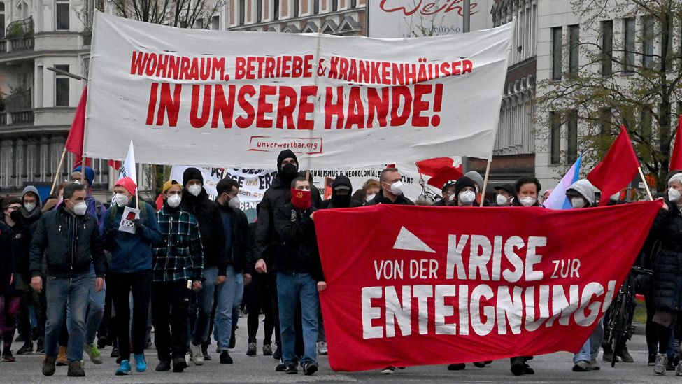 Teilnehmer einer Demonstration linker und linksradikaler Gruppen mit dem Titel "Von der Krise zur Enteignung" gehen durch Wedding. (Quelle: dpa/Bernd Von Jutrczenka)