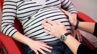 Archiv: Eine Hebamme untersucht am 11.03.2014 in einer Praxis eine schwangere Frau. (Quelle: dpa/Fredrik von Erichsen)