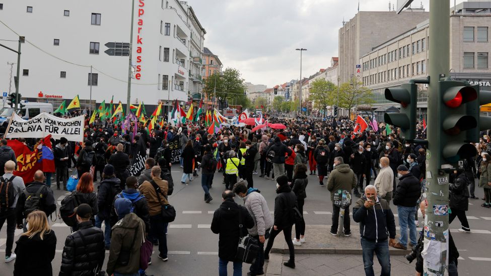 Zum Start der Revolutionären 1. Mai Demonstration am Hermannplatz haben sich mehrere Tausend Menschen versammelt. Quelle: Geisler-Fotopress/dpa