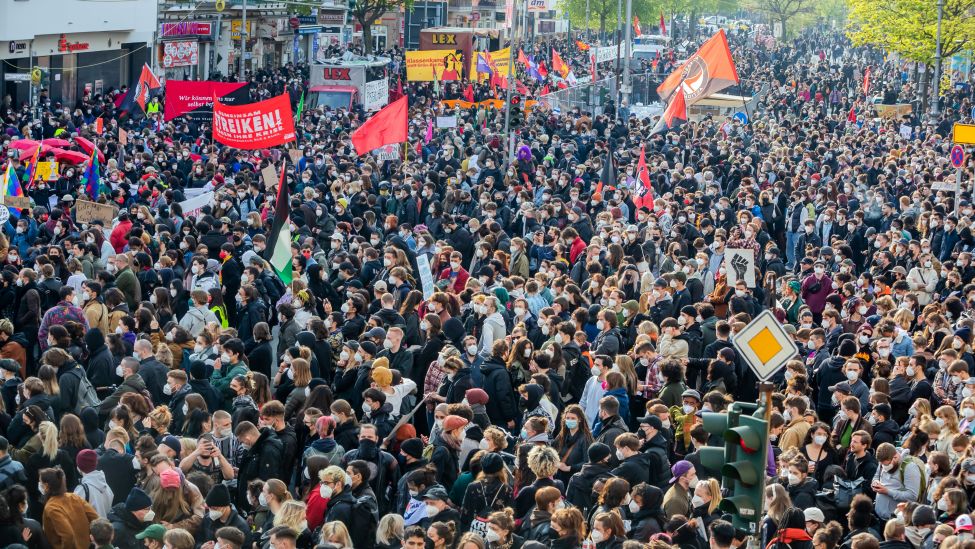 Teilnehmer stehen vor Beginn des Demonstrationszugs linker und linksradikaler Gruppen unter dem Motto «Demonstration zum revolutionären 1. Mai» auf dem Hermannplatz. Quelle: dpa/Christoph Soeder