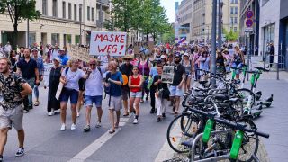 Gegner der Corona-Maßnahmen bei einer Demonstration in Berlin-Mitte. Quelle: dpa/Christian Behring