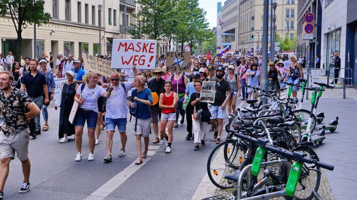 Gegner der Corona-Maßnahmen bei einer Demonstration in Berlin-Mitte. Quelle: dpa/Christian Behring